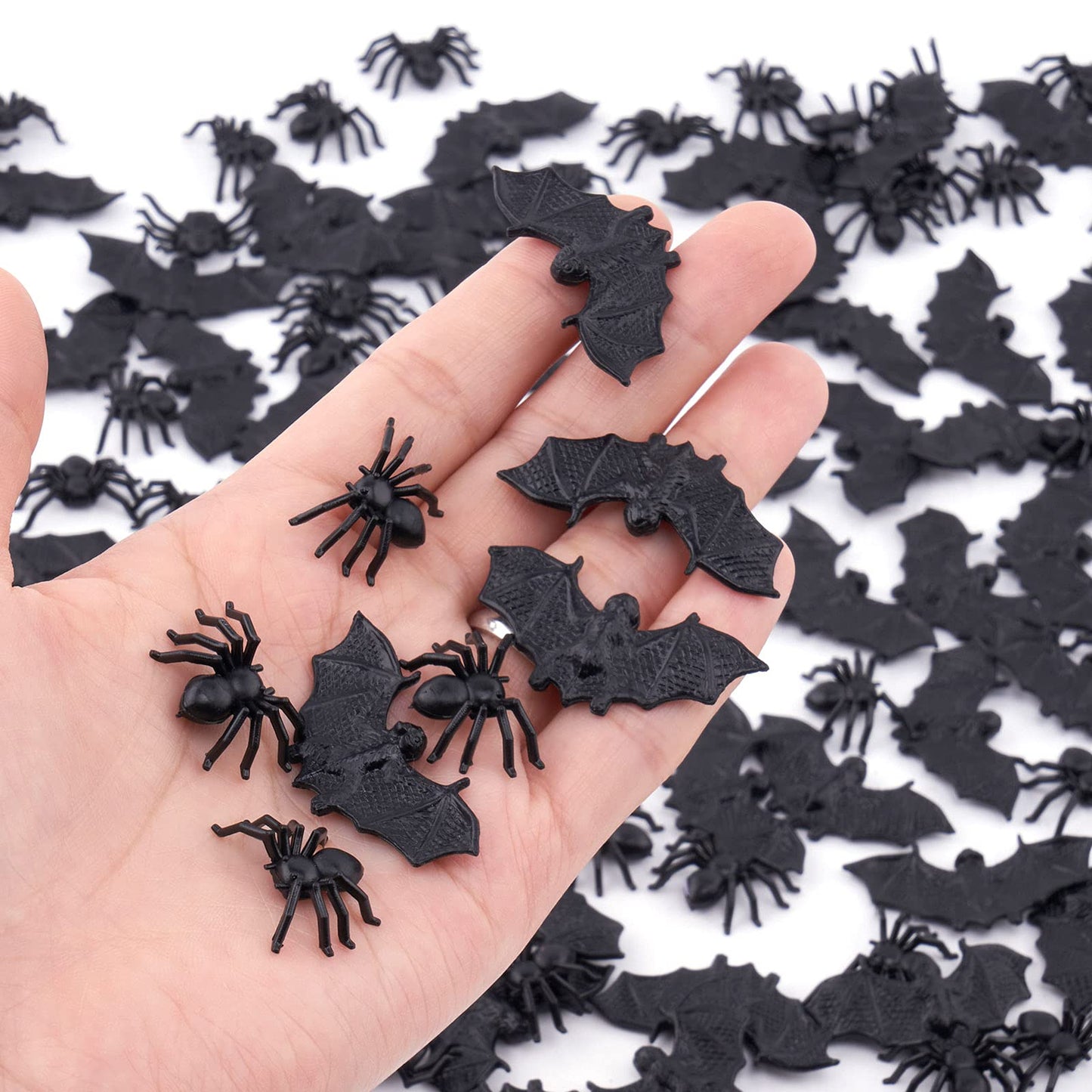 WHXGQ 200 Pcs Plastic Bats Spiders Halloween Mini Bats and Fake Spiders for Decorations Creepy Scary Prank Toys Plastic Insec Toys Halloween Miniatures