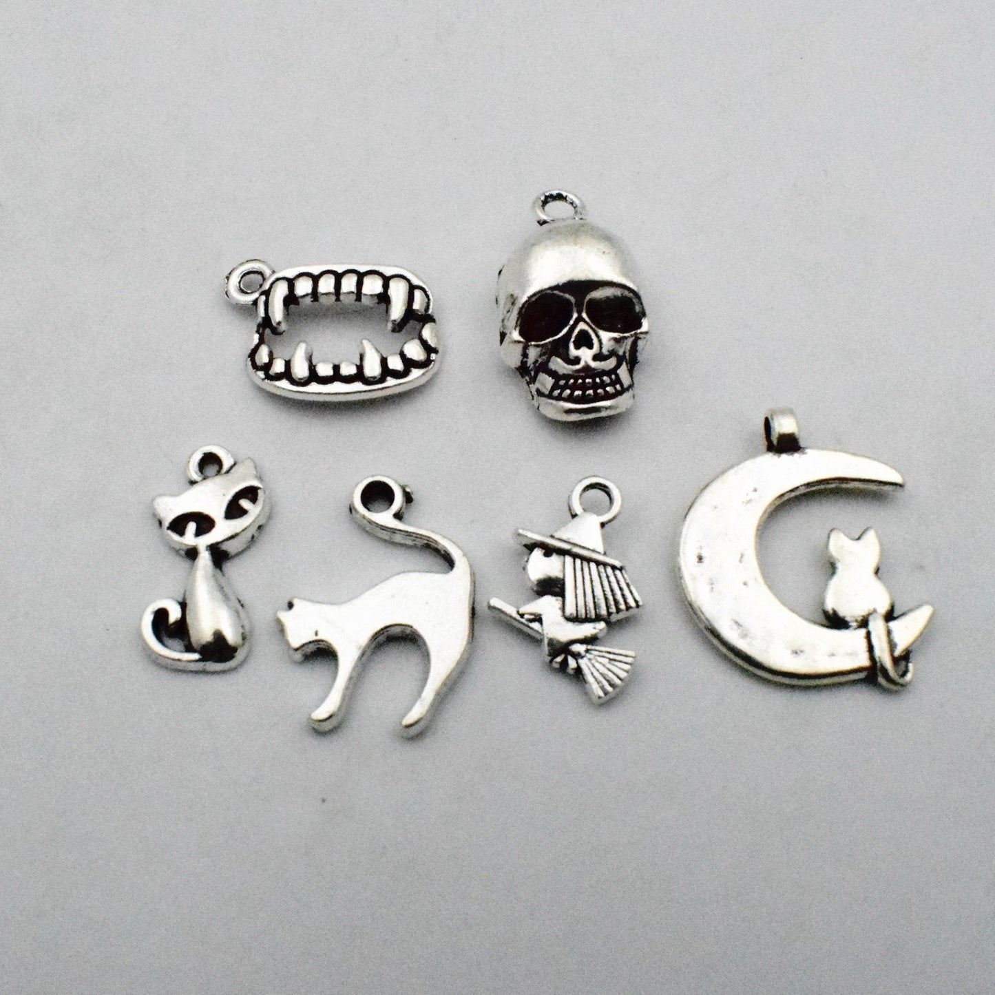 iloveDIYbeads Halloween Charm-100g(about 55-60pcs) Antique Silver Halloween Collection Craft Supplies Charms Pendants for Crafting, Jewelry Findings Making Accessory For DIY Necklace Bracelet (M001)