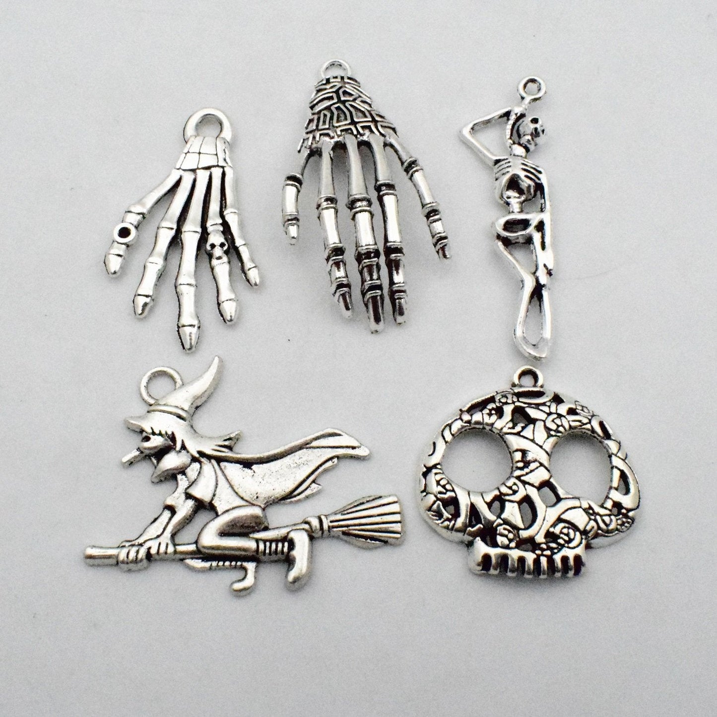 iloveDIYbeads Halloween Charm-100g(about 55-60pcs) Antique Silver Halloween Collection Craft Supplies Charms Pendants for Crafting, Jewelry Findings Making Accessory For DIY Necklace Bracelet (M001)