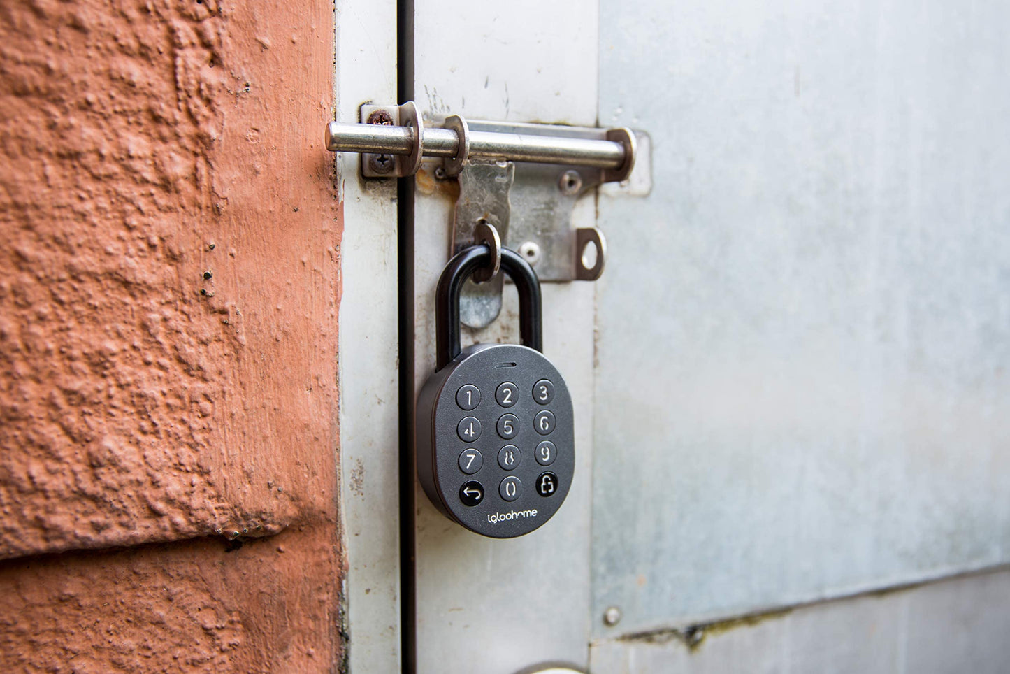 Igloohome Smart Padlock with Silicone Cover Kit (for Indoor Use) – Smart Lock, No WiFi Needed, Grant Remote Access via Bluetooth, Pin Codes & App (Android/iOS) – Lock for Gate, Bike & Locker