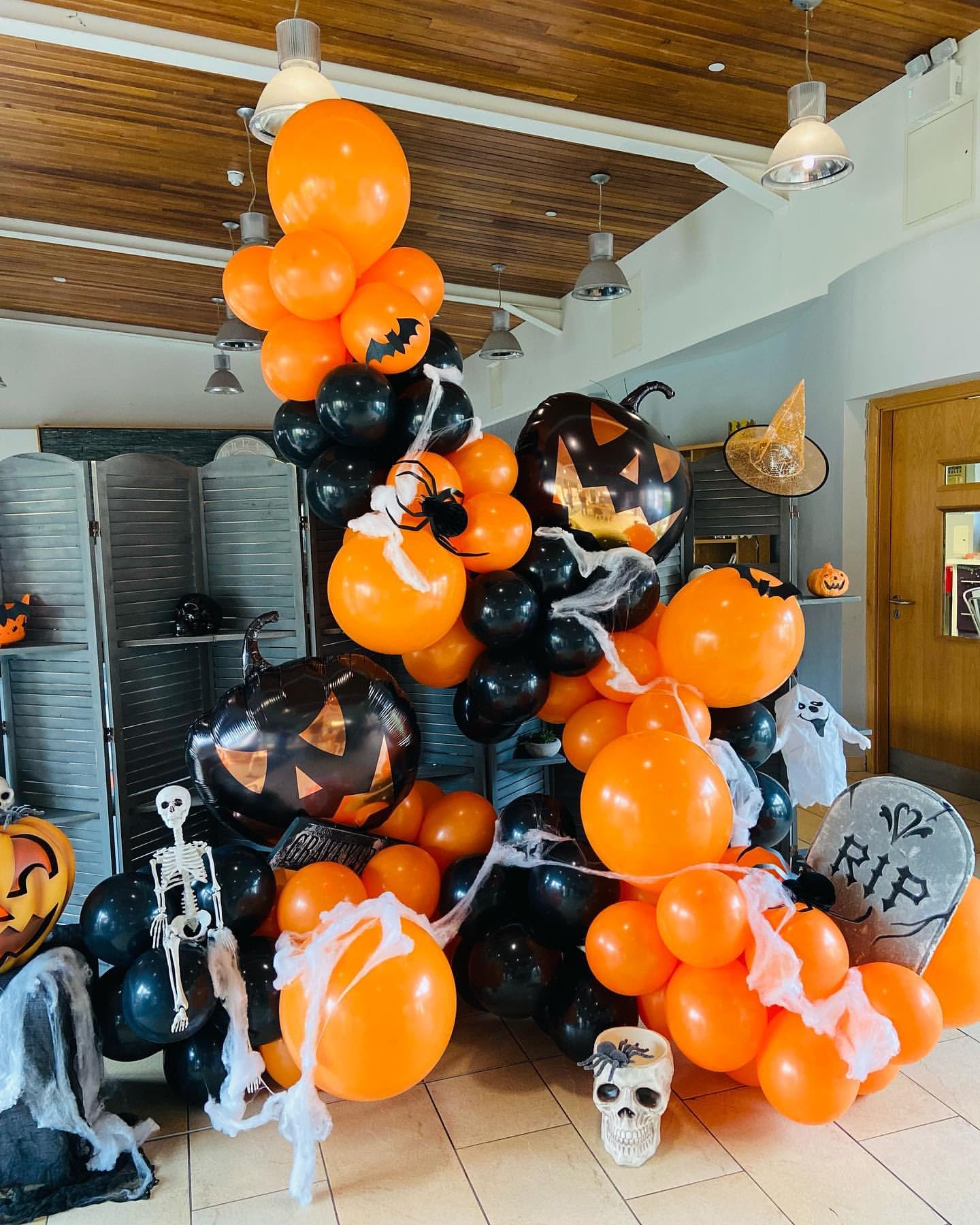 ADOINBY Halloween Balloon Garland Arch Kit, 144Pcs Different Sizes inch Black and Orange Eye Confetti Balloons Party Balloon Garland Kit for Halloween Day Theme Haunted House Party Decoration Supplies