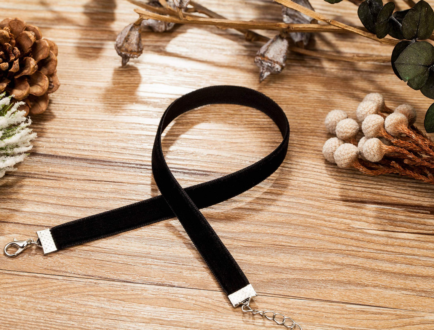 AnalysisyLove Classic Black Velvet Choker Necklace for Women, Valentines Birthday Gifts, Halloween Cosplay Jewelry