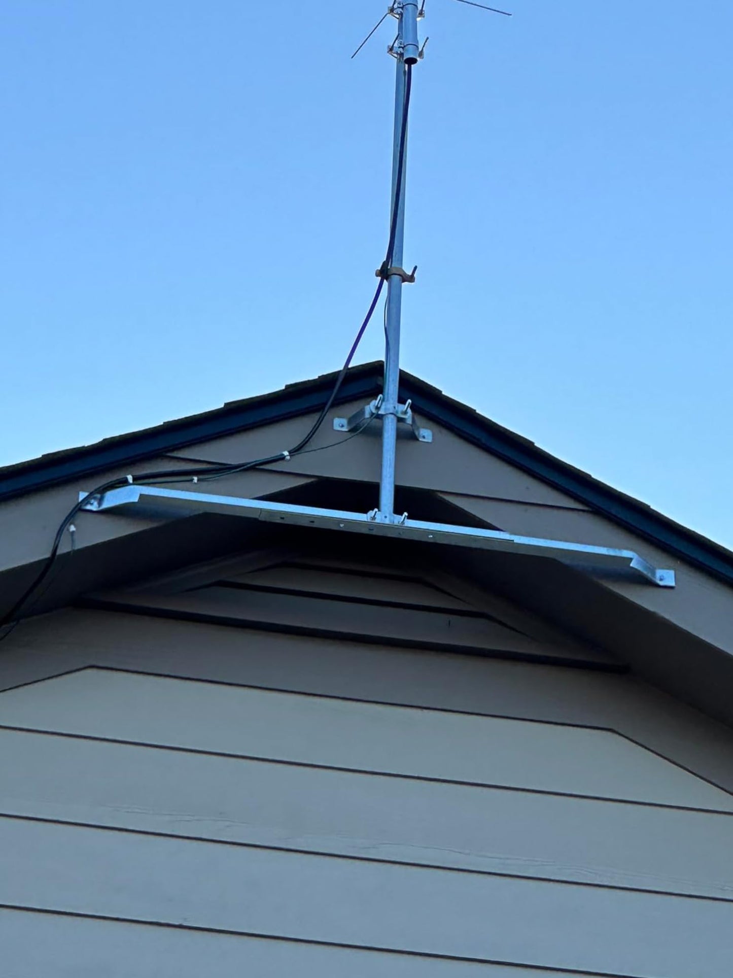 Jadaol Cable Clips 100Pcs 8mm Nail in Clips for Round Ethernet Cables Wall Clips Cable Tacks Electrical Wire TV Cable Speaker Wire Coax Clips Cable Nails for Cords Cat5/Cat5e/Cat6/Cat7 RJ45 Cord Clips