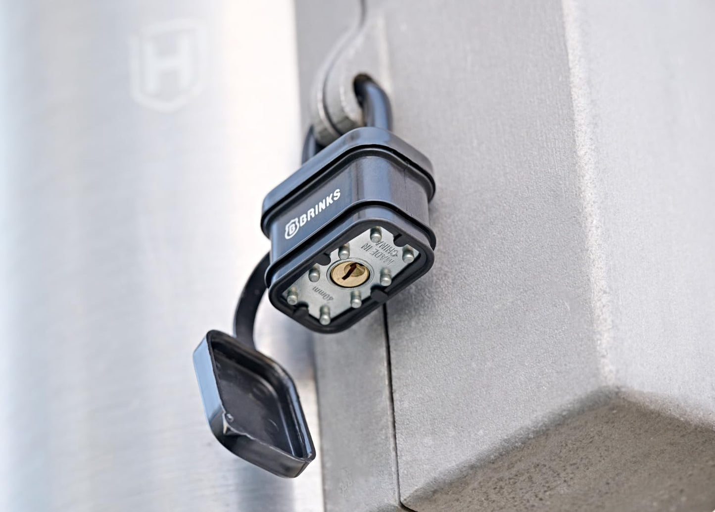 BRINKS - 40mm Laminated Steel Weather Resistant Padlock - Vinyl Wrapped and Chrome Plated with Hardened Steel Shackle(Color May Vary)