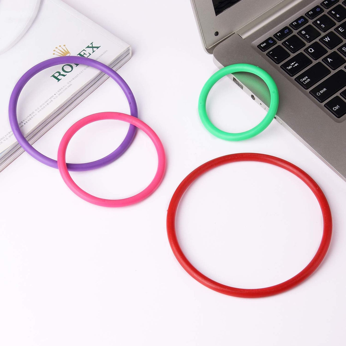 HRLORKC 24Pcs Plastic Ring Toss Game Set Rings for Ring Toss for Kids Outdoor Games Plastic Carnival Rings Carnival Games for Carnival Party and Parent-Child Games…