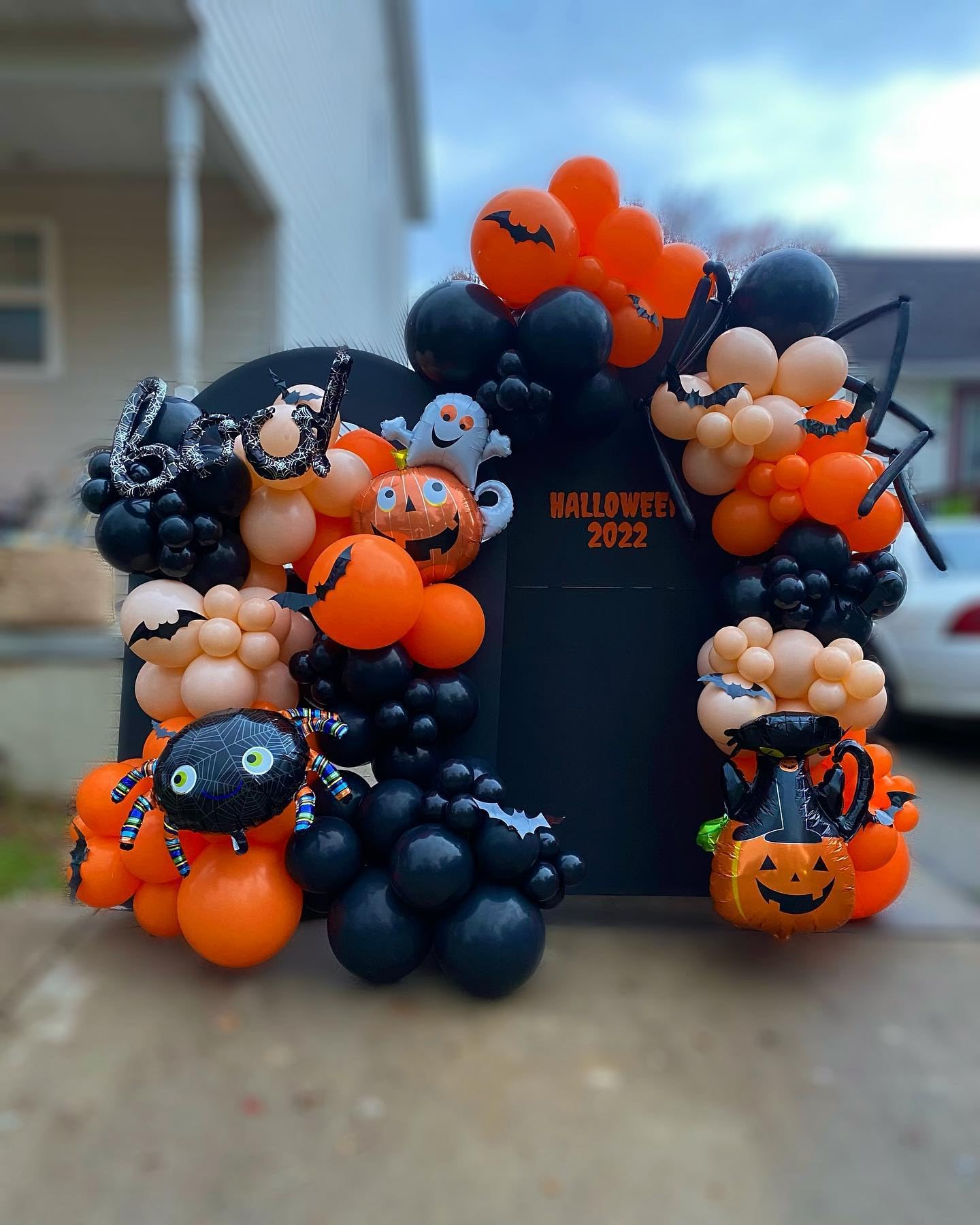 ADOINBY Halloween Balloon Garland Arch Kit, 144Pcs Different Sizes inch Black and Orange Eye Confetti Balloons Party Balloon Garland Kit for Halloween Day Theme Haunted House Party Decoration Supplies