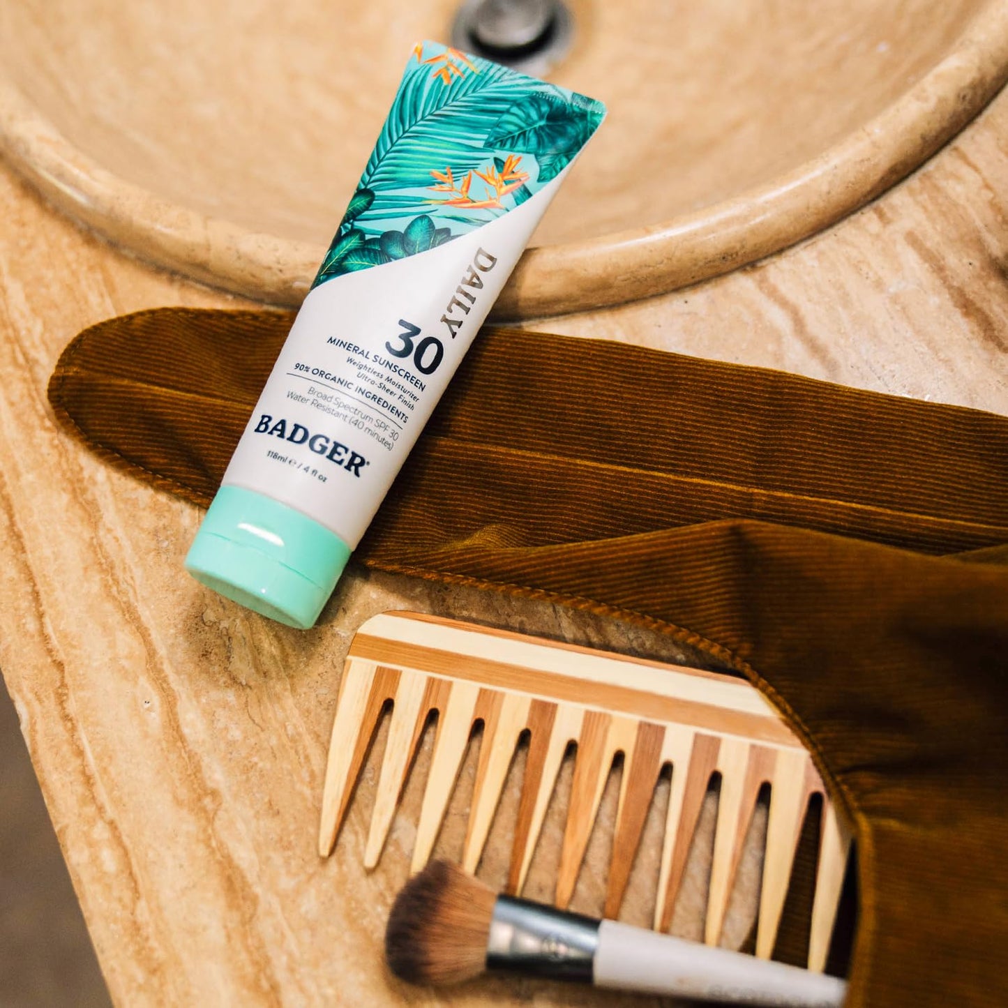 Badger Mineral Daily Sunscreen with Zinc Oxide, SPF 30, Lightweight & Easy to Apply w/No White Cast, Moisturizing Organic Sunscreen, Reef Safe, Vegan, Unscented, 4 fl oz