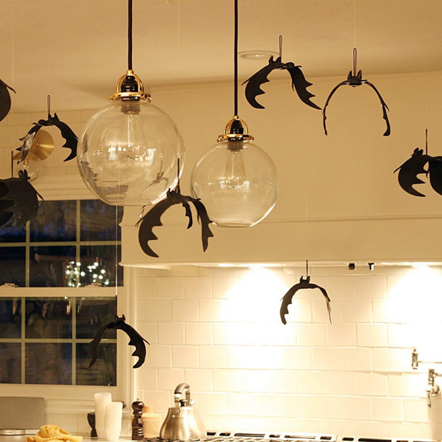 ATDAWN Halloween Hanging Bats, Rubber Bats, Realistic Looking Spooky Bats, Flying Bats Halloween Decoration, 6 Pack