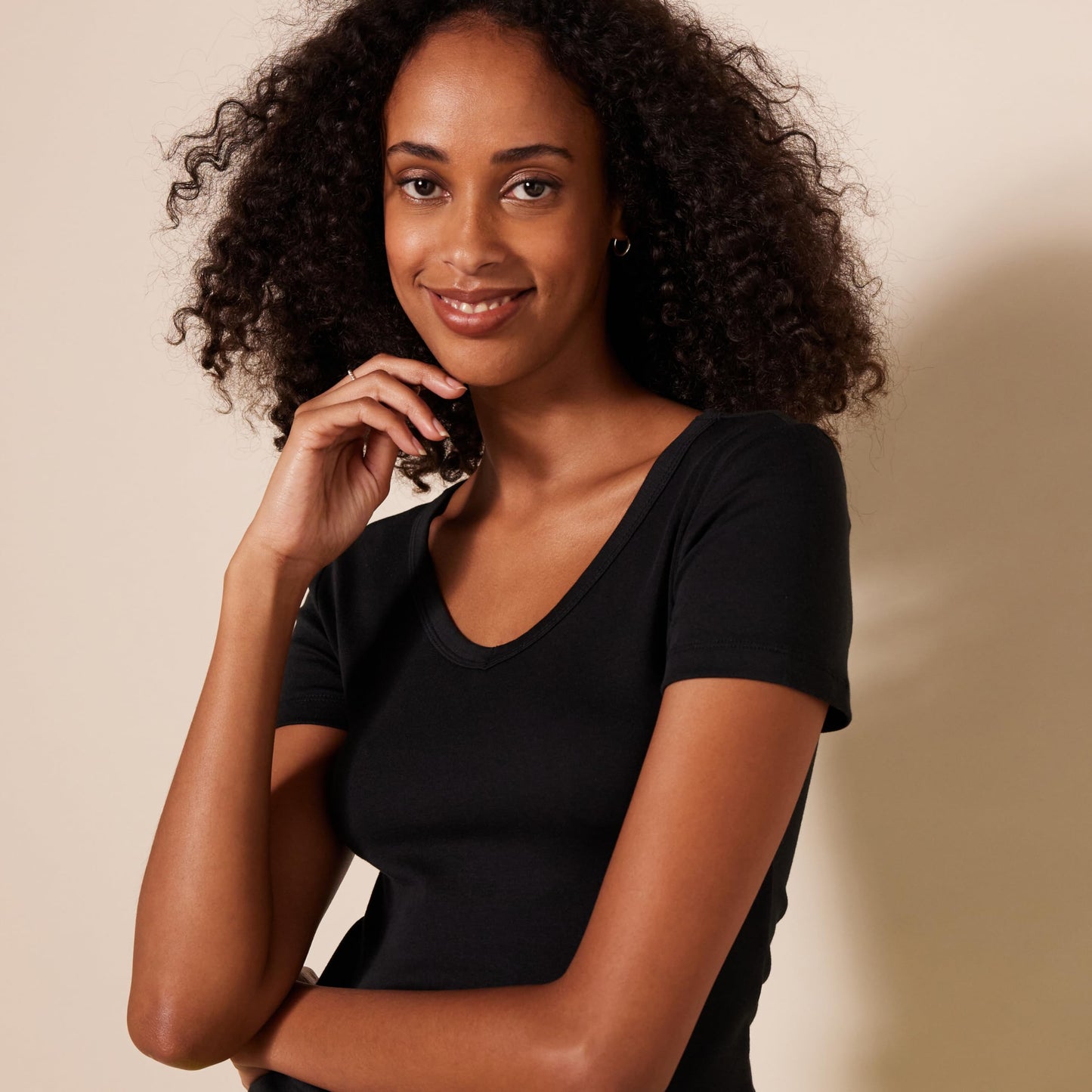 Amazon Essentials Women's Slim-Fit Short-Sleeve V-Neck T-Shirt, Pack of 2, Black, X-Small