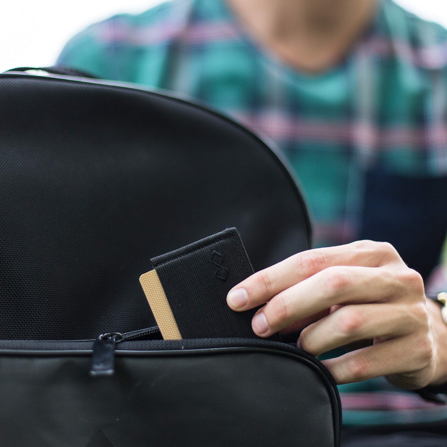 Infinity Wallet - Minimalist Wallet for Men and Women (Black with Black Silicone)