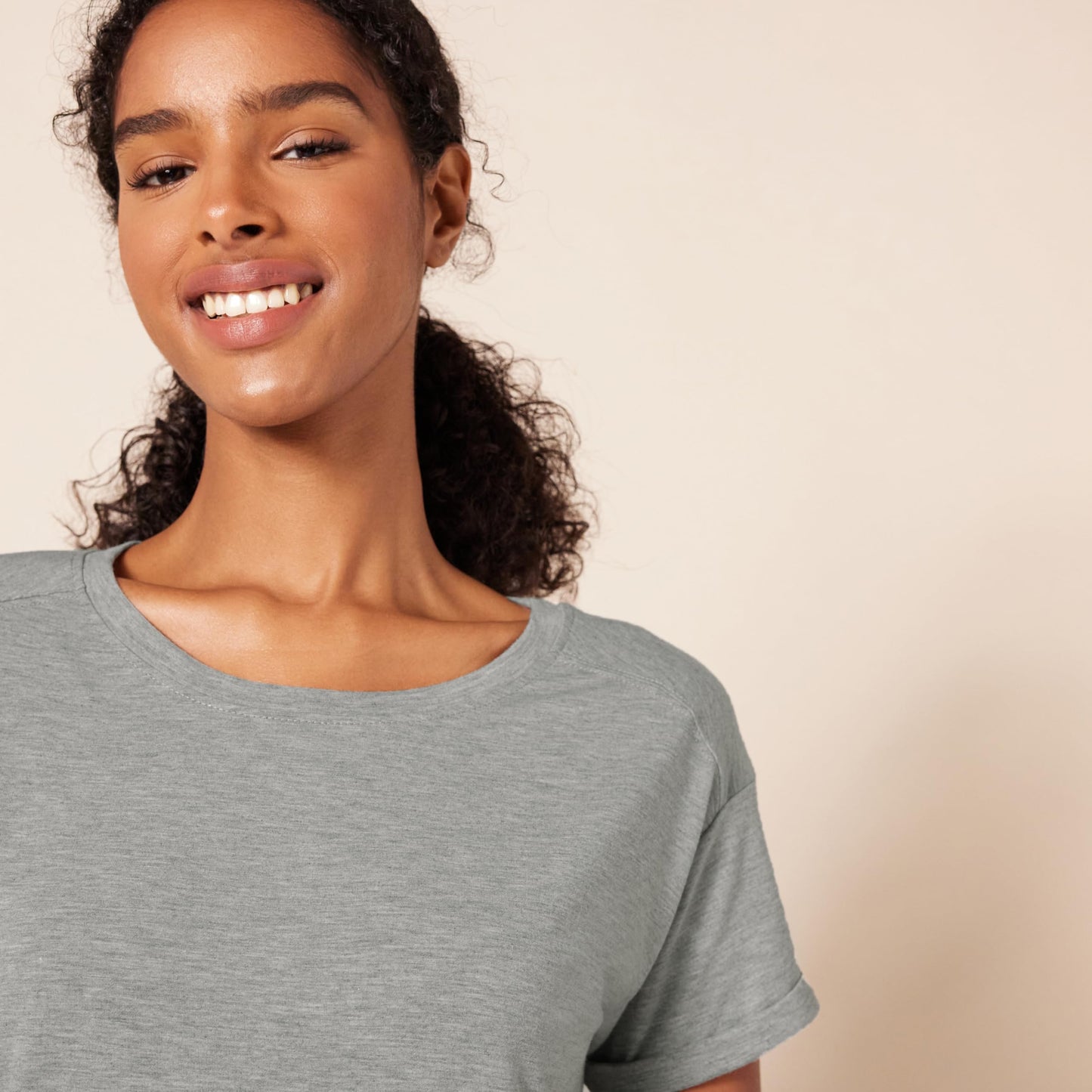 Amazon Essentials Women's Studio Relaxed-Fit Lightweight Crewneck T-Shirt (Available in Plus Size), Medium Grey Heather, Large